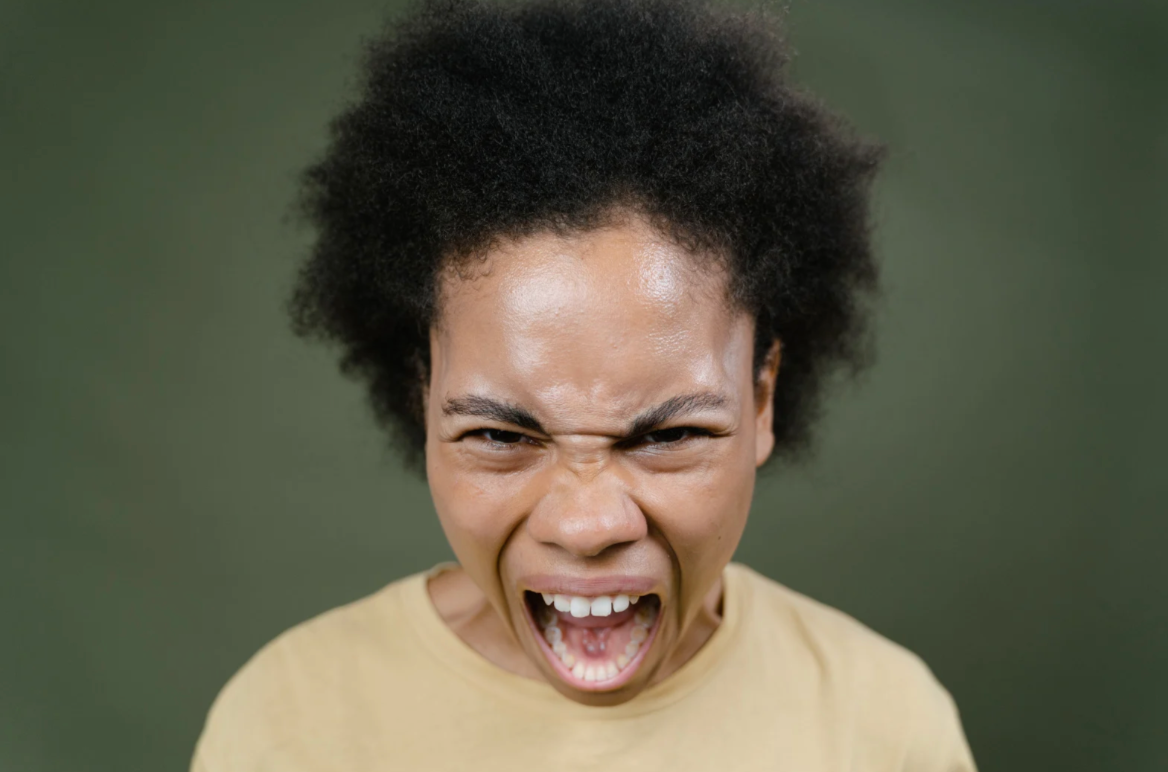 wybuchy złości, dziewczynka krzyczy, ma wybuch złości