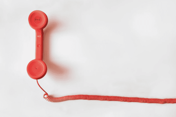 komunikaty typu ja, słuchawka telefoniczna leżąca na stole