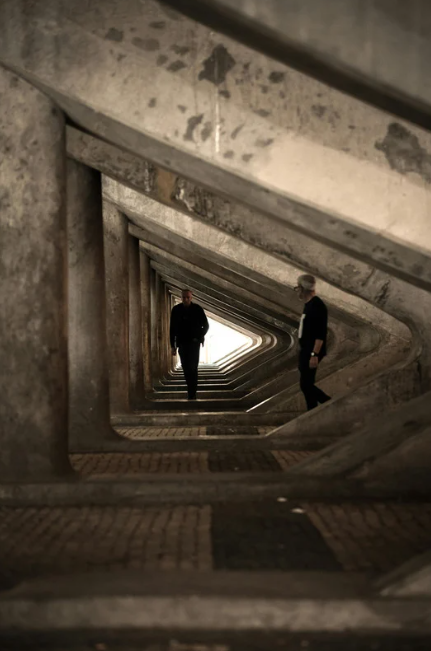 kryzys egzystencjalny; zdjęcie przedstawia mężczyznę w tunelu