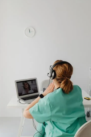 Jak wybrać psychoterapeutę online? - kobieta prowadzi video rozmowę z inną osobą