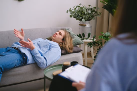 dla kogo jest nurt CBT - terapia poznawczo-behawioralna? pacjent leży na sofie u terapeuty