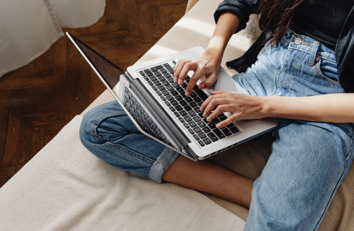 czy terapia online jest tak samo skuteczna jak stacjonarna, kobieta korzystająca z laptopa na łóżku