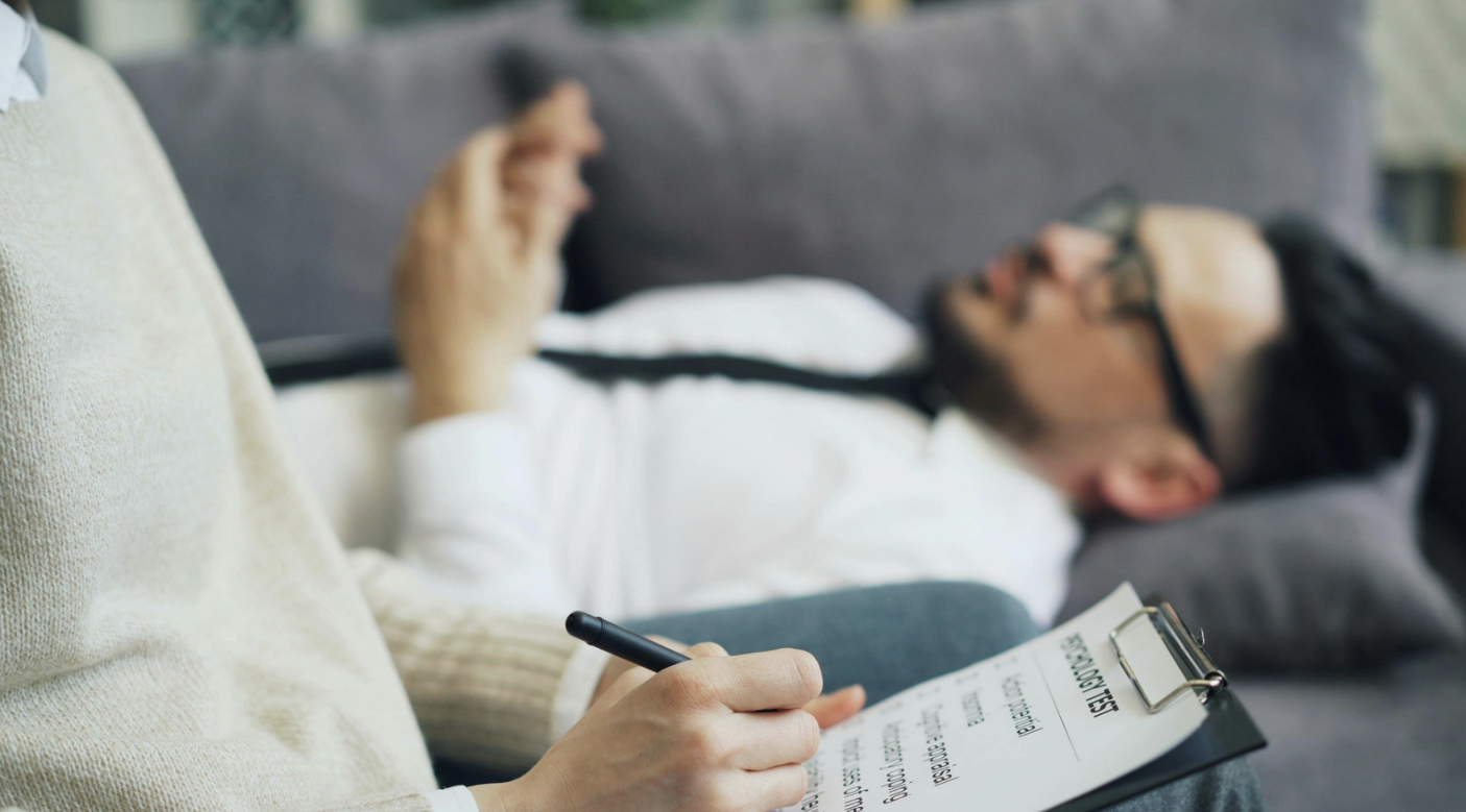 ile kosztuje psychoterapia w polsce ceny wizyt w 2026 roku, mężczyzna leżący na kozetce w gabinecie psychologicznym