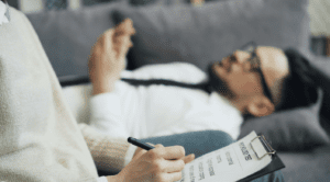 ile kosztuje psychoterapia w polsce ceny wizyt w 2026 roku, mężczyzna leżący na kozetce w gabinecie psychologicznym