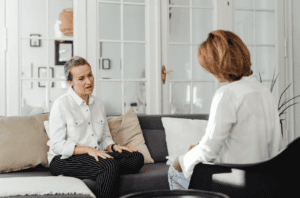 jak długo trwa psychoterapia, kobiety rozmawiające w gabinecie psychologicznym