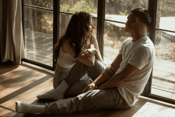 jak się odkochać; na zdjęciu para siedząca obok siebie