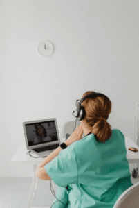 Jak wybrać psychoterapeutę online? - kobieta prowadzi video rozmowę z inną osobą