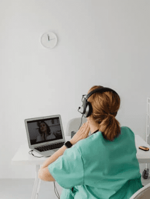 Jak wybrać psychoterapeutę online? - kobieta prowadzi video rozmowę z inną osobą
