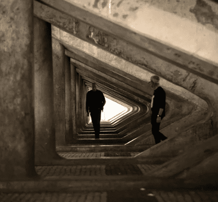 kryzys egzystencjalny; zdjęcie przedstawia mężczyznę w tunelu