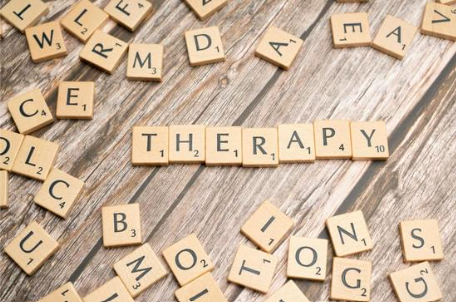 Czym jest terapia schematów i dla kogo jest przeznaczona - na zdjęciu napis therapy ułożony z kafelków