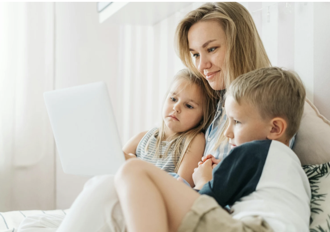 Psycholog dla dziecka – kiedy i jak wybrać specjalistę, matka z dwójką dzieci oglądają film na laptopie