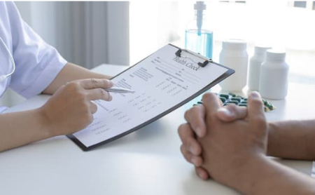 Czy można chodzić na terapię bez diagnozy? - na zdjęciu obawianie wyników badań przez lekarza