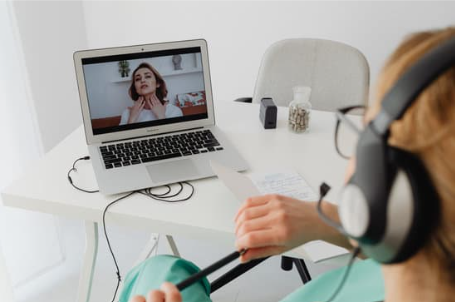 Jaka jest najlepsza psychoterapia online? - zdjęcie przedstawia lekarza połączonego videorozmową z pacjentką