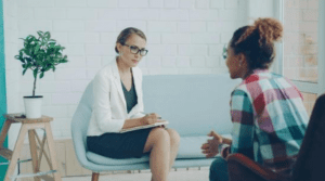 psychoterapia warszawa jak wybrać - na zdjęciu terapeuta na kanapie słuchający pacjenta