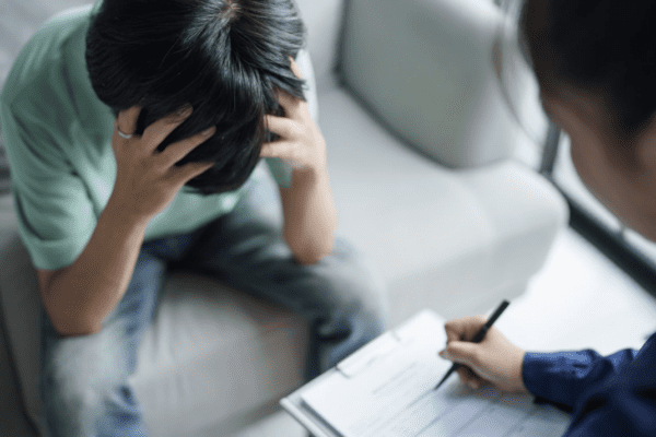 czy powinnam iść na psychoterapię, mężczyzna rozmawiający z psychoterapeutą