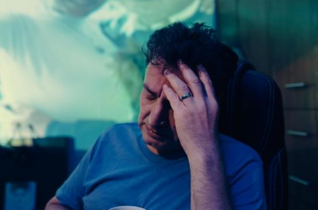 Depresja rodzaje – kompletny przewodnik po typach i objawach - zdjęcie przedstawia mężczyznę, który trzyma się za czoło w geście bezsilności i rozpaczy