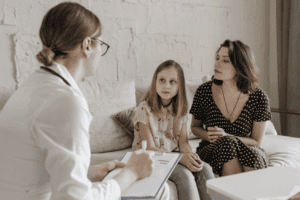nerwica lękowa u dzieci, matka z córką w gabinecie psychoterapeutycznym