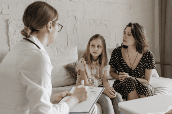 nerwica lękowa u dzieci, matka z córką w gabinecie psychoterapeutycznym