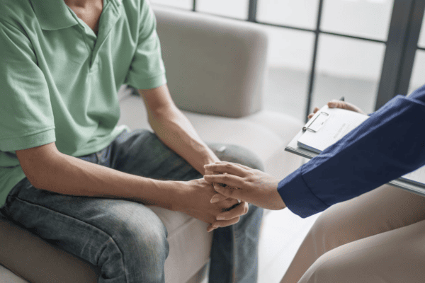 psycholog kliniczny kto to, osoby trzymające się za ręce
