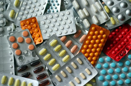 psychotropy nazwy - na zdjęciu przedstawiono stos różnych leków