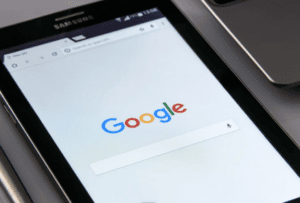 uzależnienie od internetu - zdjęcie przedstawia tablet, na którym otwarta jest przeglądarka internetowa
