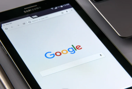 uzależnienie od internetu - zdjęcie przedstawia tablet, na którym otwarta jest przeglądarka internetowa