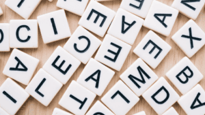 lęk przed długimi słowami, na blacie znajdują się rozsypane scrabble z literami alfabetu