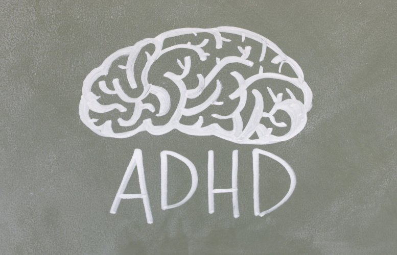 problemy z koncentracją u dorosłych - zdjęcie przedstawia napis 'ADHD' i ilustrację mózgu narysowaną kredą na tablicy