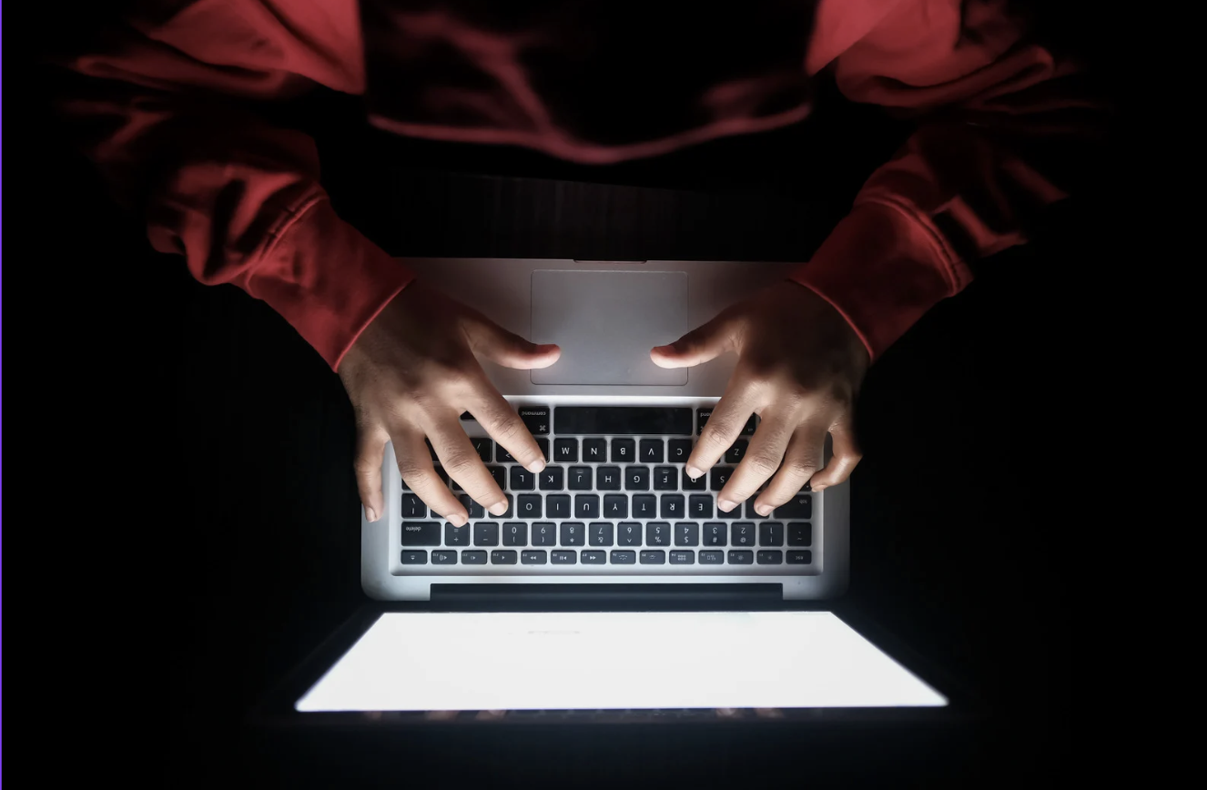 czym jest cyberprzemoc, chłopak piszący komentarz w internecie