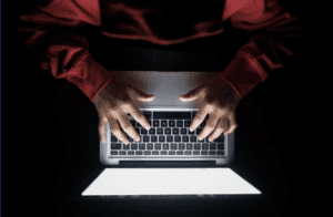 czym jest cyberprzemoc, chłopak piszący komentarz w internecie